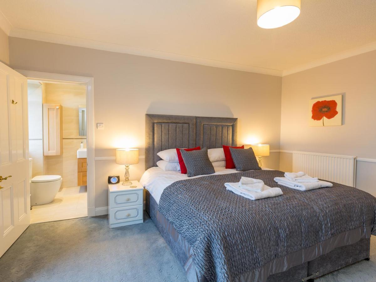 Vicarsford With Hot Tub Holiday home