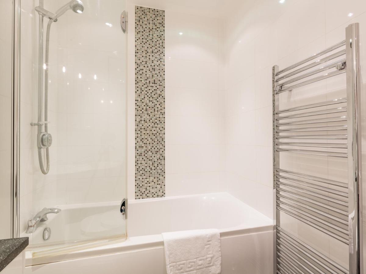 Vicarsford With Hot Tub Holiday home Leuchars